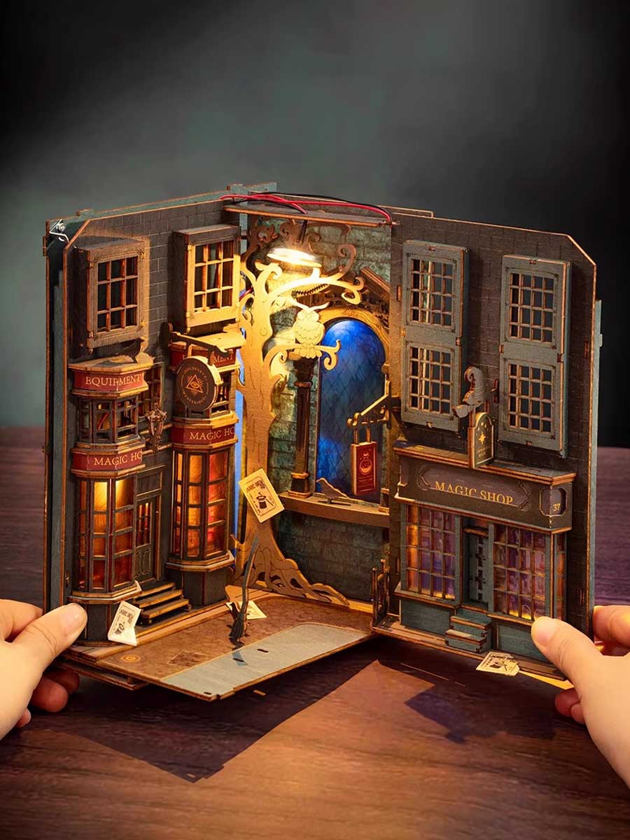 Miniature Maquette Fantastique – Ruelle Magique à LED à Assembler (Robotime) - GoCrazyPuzzle