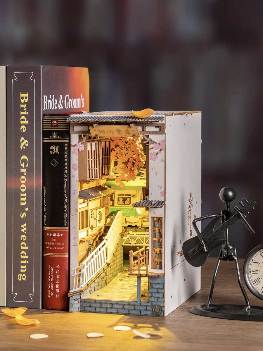 Miniature Maquette Japonaise – Rue Fleurie avec Tramway et Lumière - GoCrazyPuzzle